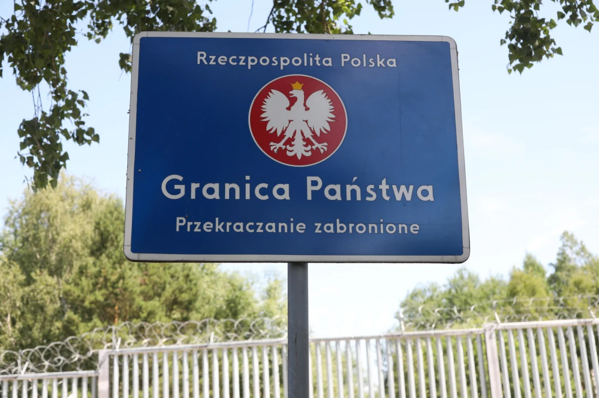 Polska przestrzeń powietrzna nie została naruszona - zapewnia RMF FM Dowództwo Operacyjne Rodzajów Sił Zbrojnych po tym, jak mieszkańcy Białowieży dostrzegli maszyny ze wschodu. Oficjalnie wojsko zapewnia, że śmigłowce nie przekroczyły polskiej granicy, a planowane loty zostały wcześniej zgłoszone przez stronę białoruską. 