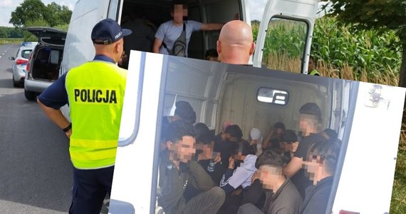 18 obywateli Syrii, nielegalnie przebywających w Polsce, podróżowało w dostawczym busie, który został zatrzymany przez policję w Gogolinie na Opolszczyźnie. Pojazdem kierowała 21-latka, która po kolizji z autem osobowym uciekła z miejsca zdarzenia.
