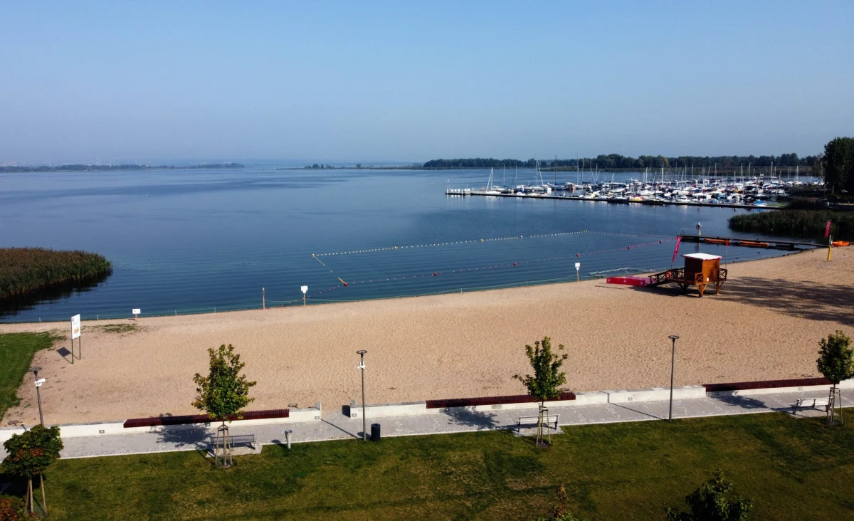 Odwołano zakaz korzystania z kąpieliska w Dąbiu - poinformował szczeciński magistrat. Obowiązywał on od piątku, po tym jak w wodzie wykryto sinice.

