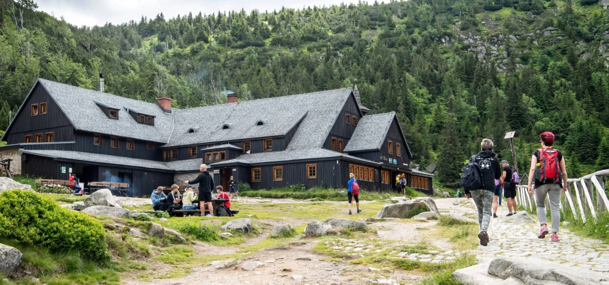 Wciąż niepewna jest przyszłość kultowego schroniska "Samotnia" im. Waldemara Siemaszki nad Małym Stawem w Karkonoszach. Po 57 latach najprawdopodobniej zmieni ono dzierżawców. Ostateczna decyzja w tej sprawie jeszcze nie zapadła, ale już wywołała duże poruszenie wśród turystów. Dziennikarze RMF FM rozmawiali z oboma stronami sporu - dotychczasową gospodynią schroniska i prezesem spółki Sudeckie Hotele i Schroniska PTTK, która zarządza obiektem. 