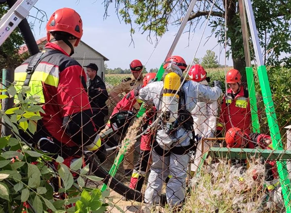 Trzy osoby usłyszały zarzuty po śmiertelnym wypadku w przepompowni ścieków w Gąsówce Starej koło Łap na Podlasiu. Rok temu do szamba wpadły tam trzy osoby. Wszyscy niestety zmarli.