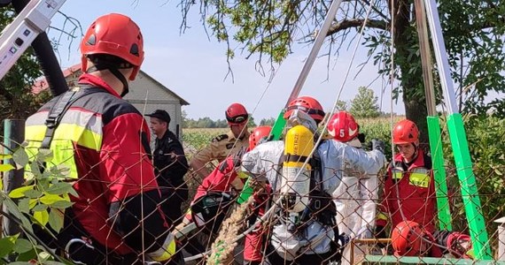 Trzy osoby usłyszały zarzuty po śmiertelnym wypadku w przepompowni ścieków w Gąsówce Starej koło Łap na Podlasiu. Rok temu do szamba wpadły tam trzy osoby. Wszyscy niestety zmarli.