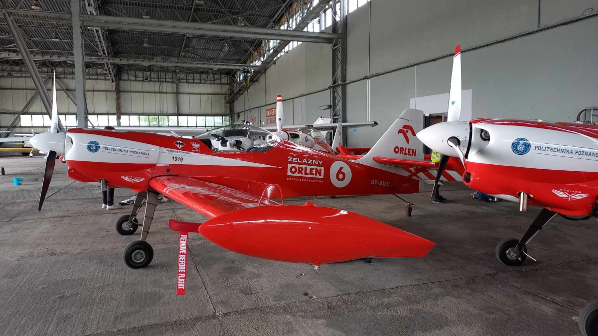 Piloci Orlen Grupy Akrobacyjnej Żelazny wykonają 1 sierpnia przelot nad Wisłą w Warszawie, pomiędzy Mostami Poniatowskiego i Świętokrzyskim. O godz. 17.00 mieszkańcy stolicy zobaczą na niebie gigantyczny symbol Polski Walczącej. Zostanie on wykonany przez trzy samoloty Zlin-50