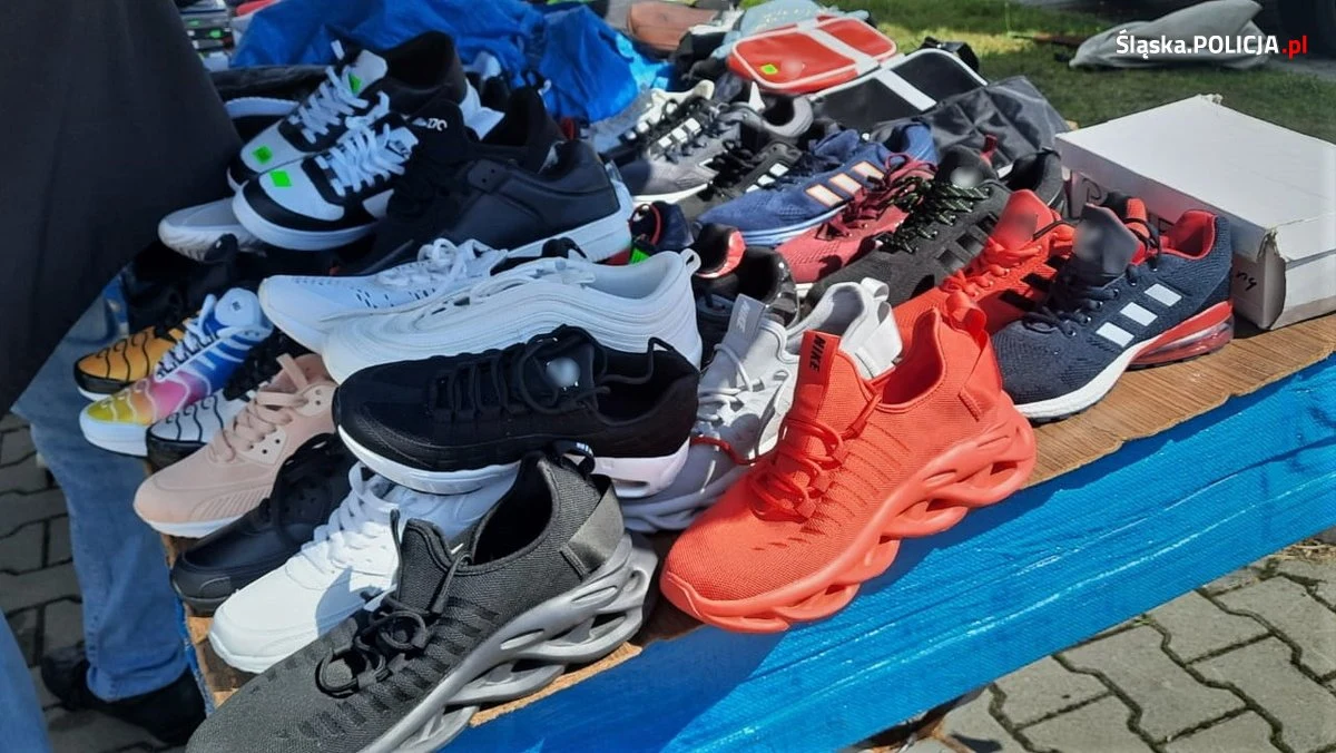 Śląscy policjanci zabezpieczyli 2,2 tys. sztuk podrobionej odzieży. Zarzuty usłyszało pięcioro obywateli Bułgarii, którzy handlowali podróbkami na jednym z targowisk w powiecie częstochowskim. Teraz grozi im do 2 lat więzienia.