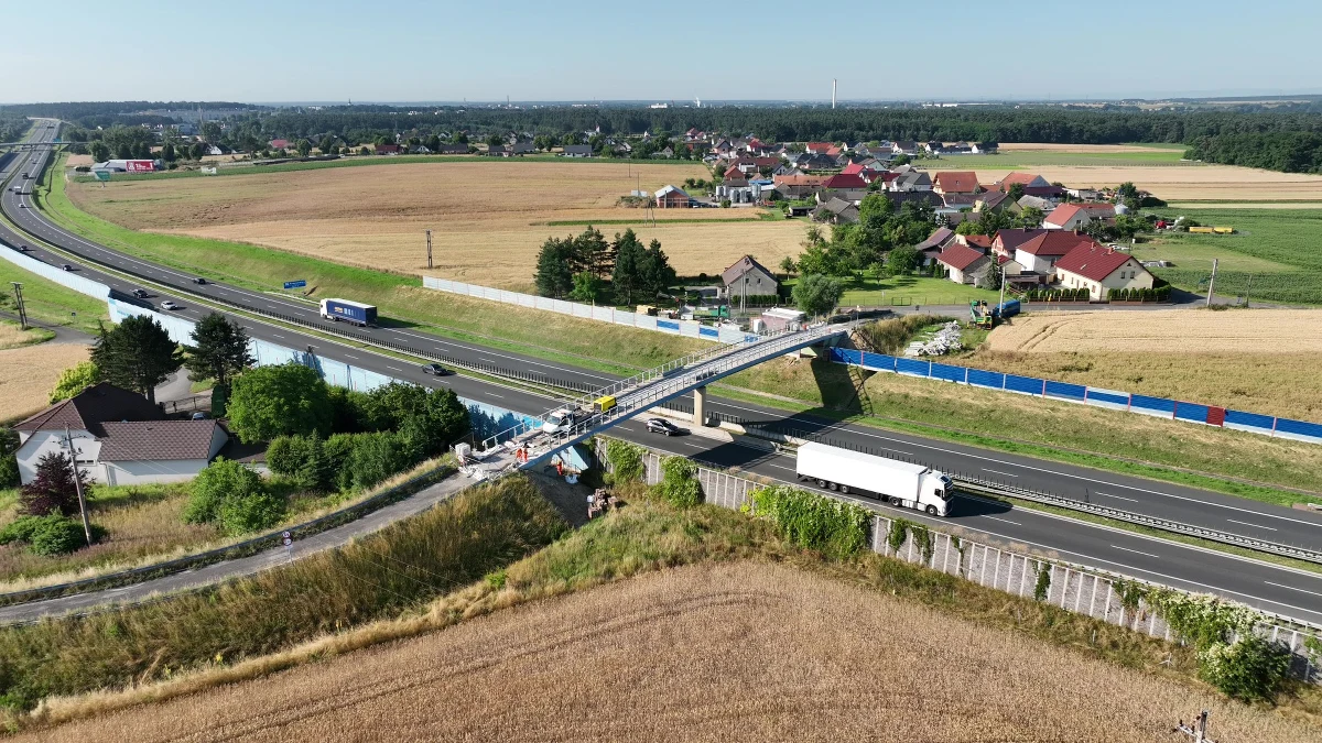 Do środy wieczorem kierowcy muszą liczyć się z utrudnieniami na autostradzie A4 pomiędzy węzłem Krapkowice i Opole Południe na wysokości miejscowości Odrowąż, gdzie prowadzony jest remont wiaduktu.

