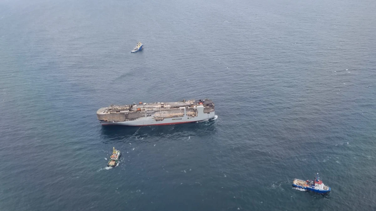 Przewożący prawie 4 tys. samochodów statek Fremantle Highway został ostatecznie ugaszony. Zapalił się w ubiegłym tygodniu u wybrzeży Holandii. Na pokładzie miał 500 samochodów elektrycznych. To właśnie zapalenie się akumulatora w jednym z nich było najbardziej prawdopodobną przyczyną pożaru frachtowca.