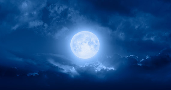 Superksiężyc to potoczna nazwa Księżyca w pełni. W sierpniu będziemy mogli go zobaczyć aż dwa razy, choć pełnia najczęściej zdarza się co 2,7 roku. Do oglądania tego niezwykłego zjawiska zachęca m.in. Buzz Aldrin - kosmonauta, który brał udział w pierwszym lądowaniu na Księżycu w 1969 roku.