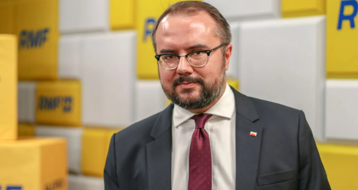 „Nie jest tak, że my tego typu sytuacji nie zauważamy. Nie ma stuprocentowo bezpiecznych systemów, ale minister obrony wskazał już, że będzie zwiększenie liczebności wojska, że będą dodatkowe środki tam przeniesione. Niestety potwierdza się to, co mówiliśmy – że będą kolejne prowokacje ze strony Białorusi i Rosji” – tak incydent z udziałem dwóch białoruskich śmigłowców bojowych, które naruszyły polską przestrzeń powietrzną, skomentował w Porannej rozmowie w RMF FM Paweł Jabłoński. Wiceszef MSZ upierał się, że polskie systemy radarowe w tej sytuacji zadziałały. "Fakt, że te informacje na początku były błędne, ale zostały bardzo szybko skorygowane" - podsumował.