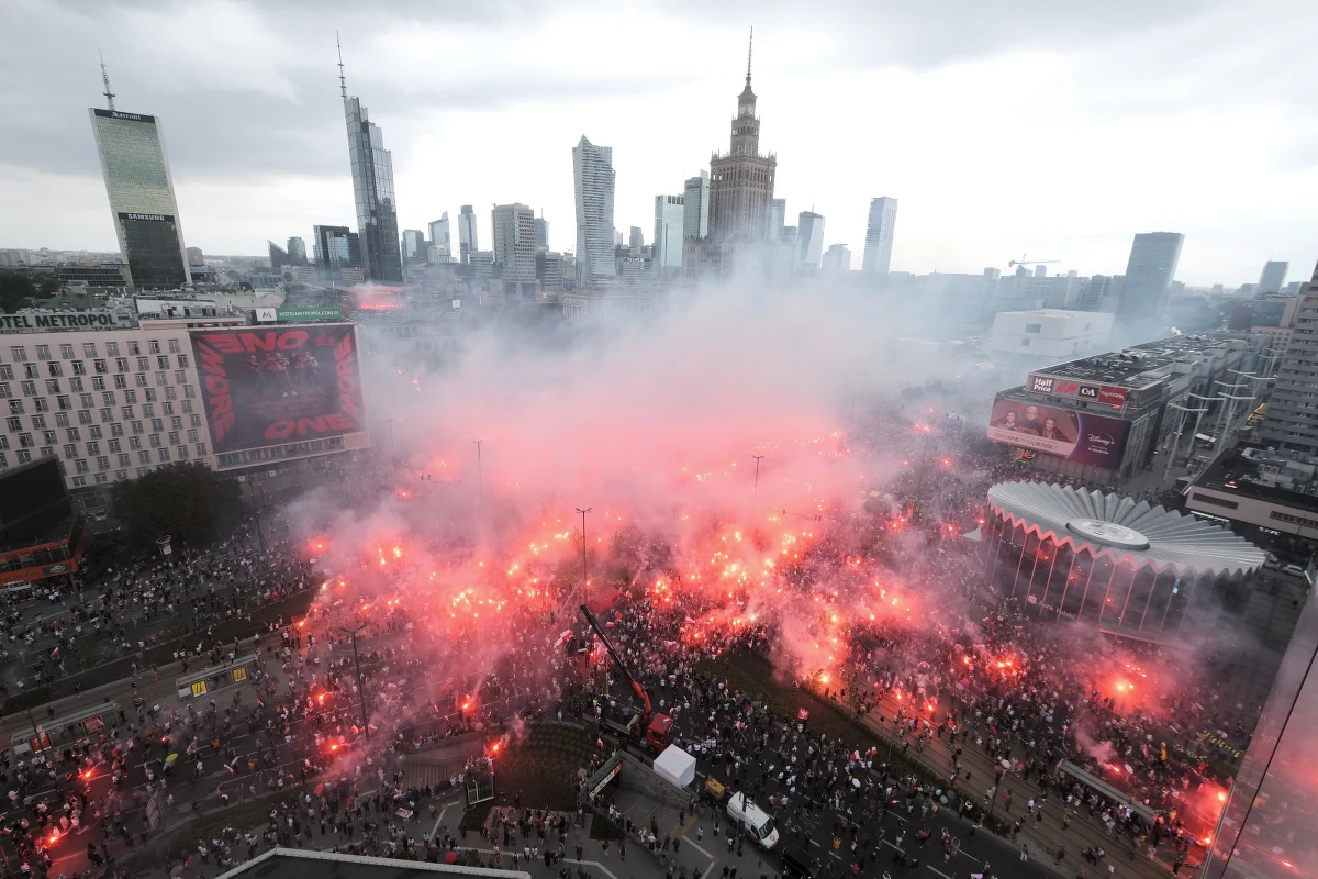 Wtedy również był wtorek. 1 sierpnia 1944 roku, o godzinie 17:00 wybuchło Powstanie Warszawskie. Dziś, tak jak od wielu lat, w całej Polsce w godzinę "W", czyli w momencie wybuchu niepodległościowego zrywu, zawyły syreny.