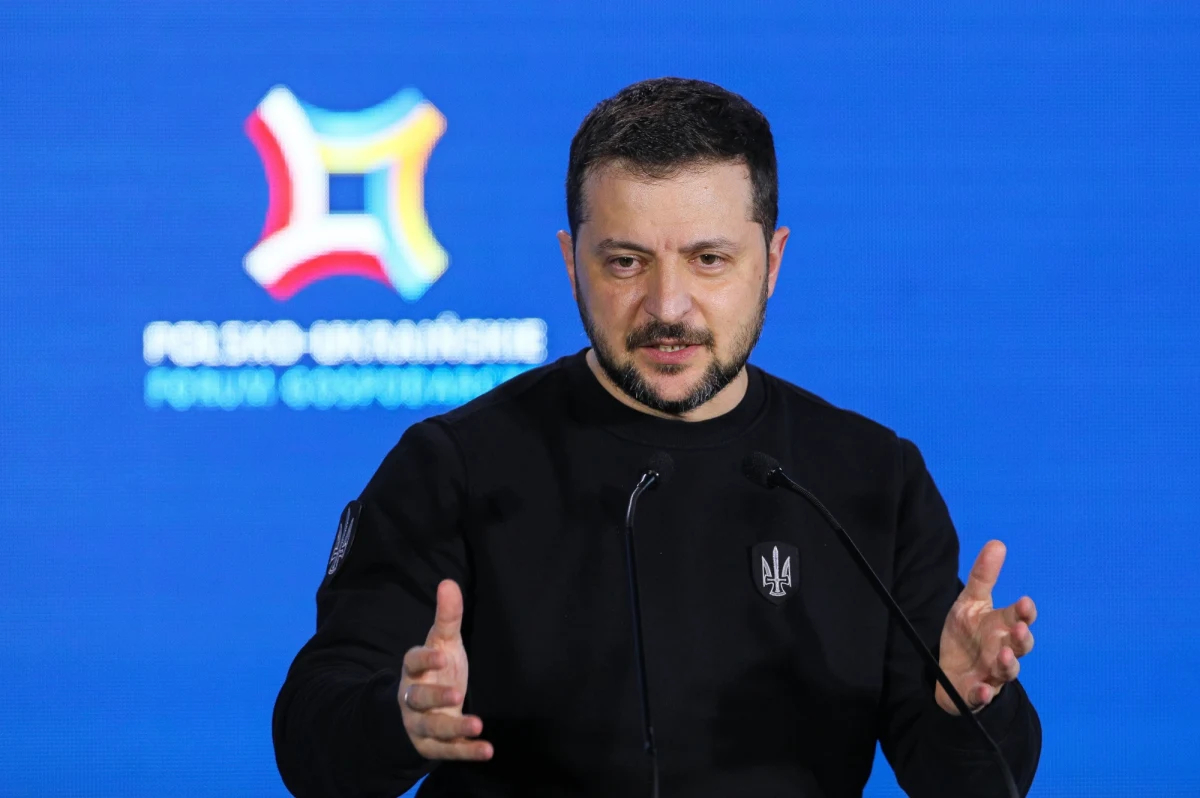 "Nie pozwolimy żadnym politycznym momentom zepsuć stosunków między ukraińskim i polskim narodem, a emocje na pewno powinny opaść" - napisał na Twitterze prezydent Wołodymyr Zełenski. Ukraiński lider nawiązał do dzisiejszego wezwania ambasadora Polski do MSZ Ukrainy i - w odpowiedzi - zaproszenia ambasadora Ukrainy do polskiego Ministerstwa Spraw Zagranicznych.