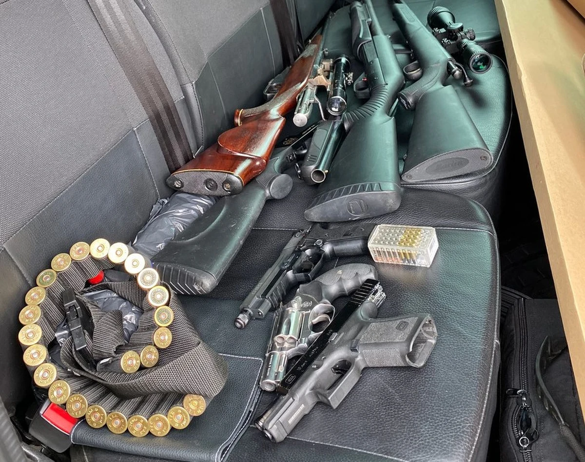 W jednym z domów niedaleko Gołdapi znaleziono pocisk z długiej broni. Gołdapscy kryminalni zatrzymali do wyjaśnienia 41-latka podejrzanego o narażenie innych na bezpośrednie niebezpieczeństwo utraty życia lub zdrowia. Podczas przeszukania jego mieszkania mundurowi znaleźli małą plantację konopi indyjskich.