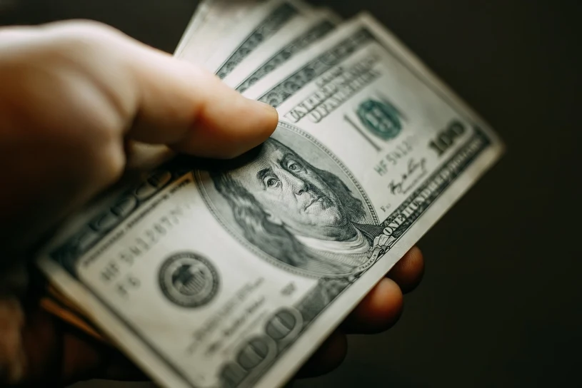 Dolar mocno stracił w dwa tygodnie. Co się dzieje z amerykańską walutą?