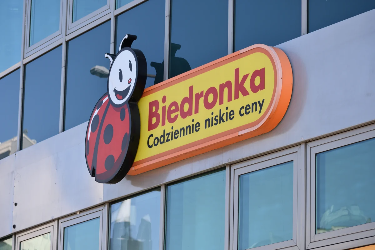 Prezes UOKiK postawił Jeronimo Martins Polska, właścicielowi sieci Biedronka, zarzuty w sprawie promocji z grudnia 2022 r. - podał Urząd. UOKiK uważa, że informacje o promocji mogły wprowadzać w błąd, naruszając zbiorowe interesy konsumentów.
