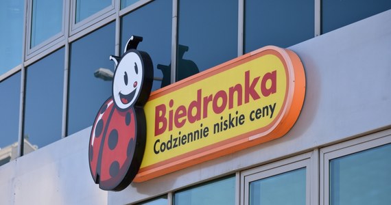 Prezes UOKiK postawił Jeronimo Martins Polska, właścicielowi sieci Biedronka, zarzuty w sprawie promocji z grudnia 2022 r. - podał Urząd. UOKiK uważa, że informacje o promocji mogły wprowadzać w błąd, naruszając zbiorowe interesy konsumentów.