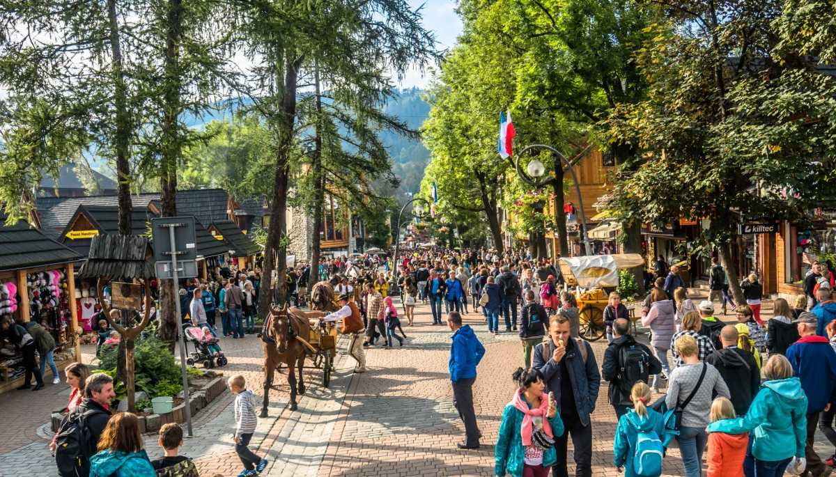 Zakopane przeżywa prawdziwe oblężenie gości z Bliskiego Wschodu. Niektóre hotele w mieście przyznają, że zajmują oni już 60 procent wszystkich miejsc. Dzieje się tak bez specjalnej promocji stolicy polskich Tatr na Półwyspie Arabskim. Największe znaczenie miały tu posty, które pojawiły się w arabskich mediach społecznościowych po poprzednich wizytach gości z Kuwejtu czy Zjednoczonych Emiratów Arabskich - mówi szefowa Tatrzańskiej Izby Gospodarczej Agata Wojtowicz.