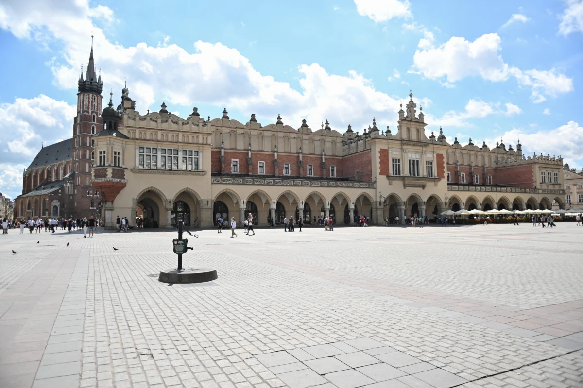 2 sierpnia krakowskie Sukiennice obchodzą swoje święto. Tegoroczne obchody odbywają się pod hasłem "Hala kupiecka Sukiennic to też muzeum". Jedną z atrakcji jest możliwość bezpłatnego zwiedzania zabytkowego obiektu.