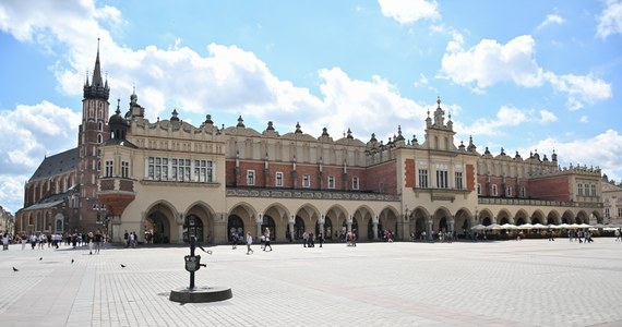 2 sierpnia krakowskie Sukiennice obchodzą swoje święto. Tegoroczne obchody odbywają się pod hasłem "Hala kupiecka Sukiennic to też muzeum". Jedną z atrakcji jest możliwość bezpłatnego zwiedzania zabytkowego obiektu.