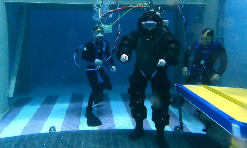 Amerykańska marynarka wojenna oficjalnie rozpoczęła prace nad nowym skafandrem do nurkowania głębinowego w stylu "Iron Mana", który umożliwi bezpieczniejszą i dłuższą pracę na większych głębokościach.