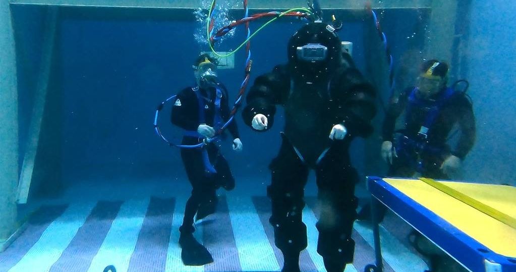 Amerykańska marynarka wojenna oficjalnie rozpoczęła prace nad nowym skafandrem do nurkowania głębinowego w stylu "Iron Mana", który umożliwi bezpieczniejszą i dłuższą pracę na większych głębokościach.