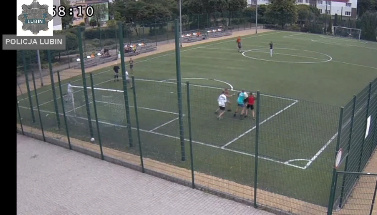 Sześciu nastolatków w wieku od 12 do 16 lat odpowie za pobicie rówieśników. Sprawcy zaatakowali poszkodowanych na boisku szkolnym. Chcieli "ukarać" za przegrany mecz i brak chęci rewanżu. Pięciu nieletnich trafiło do ośrodków wychowawczych na trzy miesiące.