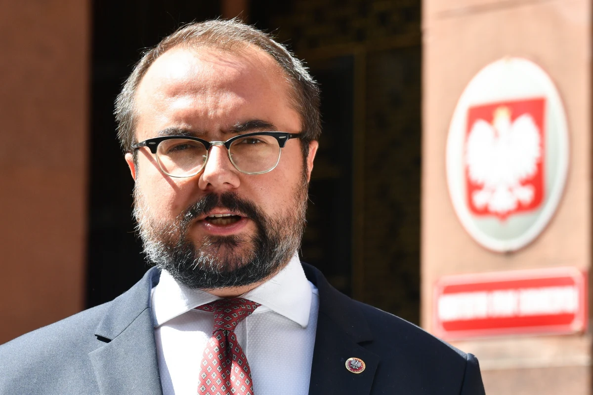 "Wypowiedzi władz ukraińskich miały niewłaściwy, niepotrzebny charakter, były nacechowane złymi emocjami. To stanowisko szkodzi dobrym relacjom" - mówił wiceszef MSZ Paweł Jabłoński po spotkaniu z charge d’affaires ambasady Ukrainy. Pod nieobecność w Polsce ambasadora Wasyla Zwarycza to on został zaproszony do resortu w związku z wypowiedziami zastępcy szefa kancelarii ukraińskiego prezydenta. Stwierdził on, że „nie ma nic gorszego, niż gdy twój wybawca żąda od ciebie opłaty za ratunek, nawet gdy krwawisz". Była to z kolei reakcja na słowa prezydenckiego ministra Marcina Przydacza, który powiedział, że Ukraina powinna zacząć doceniać pomoc ze strony Polski.