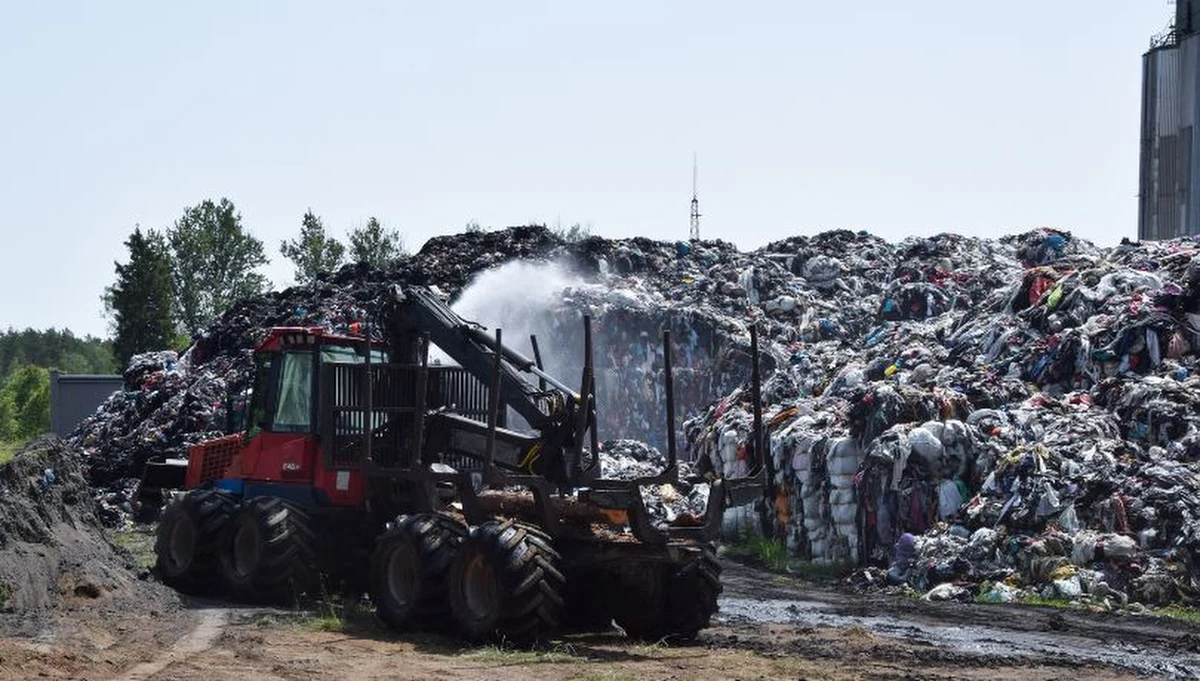 Pod Lęborkiem gniją tekstylia, może dojść do skażenia - alarmują mieszkańcy i wójt niewielkiej pomorskiej gminy Cewice. Chodzi o nielegalne składowisko w Kamieńcu na Pomorzu, które w ostatnich latach paliło się kilkadziesiąt razy. Gminy nie stać na jego likwidację, a lokalne władze bezskutecznie apelują o pomoc do państwa.