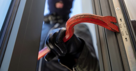 W Siedlcach policjant po służbie zauważył przed zakładem jubilerskim dwa samochody, a w nich kilku mężczyzn w kominiarkach. Jeden z nich zakradł się i przez okno zaglądał do środka. Funkcjonariusz podejrzewał, że może to być napad i zaalarmował dyżurnego. Finał policyjnej interwencji był zaskakujący.   

