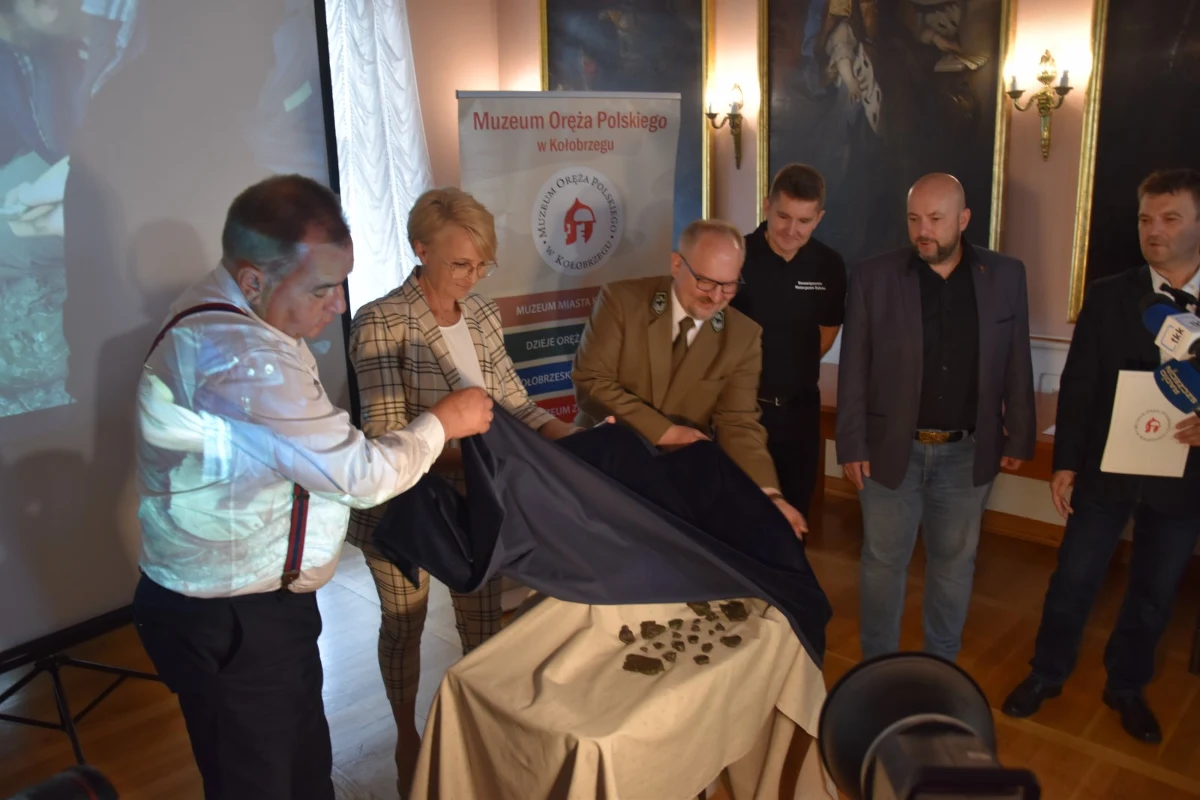 Pochodzący z epoki brązu skarb trafił do muzeum w Kołobrzegu. Wykonane z brązu ozdoby oraz gotowe do przetopienia bryłki tego stopu zostały odkryte przypadkiem, na terenie strumienia niedaleko Sidłowa w powiecie Świdwińskim w Zachodniopomorskiem. Po konserwacji i przebadaniu znaleziska przez historyków można te bezcenne eksponaty oglądać na muzealnej wystawie.