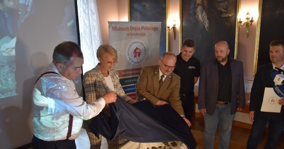 Pochodzący z epoki brązu skarb trafił do muzeum w Kołobrzegu. Wykonane z brązu ozdoby oraz gotowe do przetopienia bryłki tego stopu zostały odkryte przypadkiem, na terenie strumienia niedaleko Sidłowa w powiecie Świdwińskim w Zachodniopomorskiem. Po konserwacji i przebadaniu znaleziska przez historyków można te bezcenne eksponaty oglądać na muzealnej wystawie.