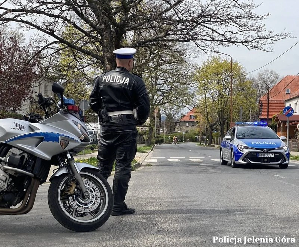 Pościg za motocyklistą w Jeleniej Górze na Dolnym Śląsku. Mężczyzna uciekając przed policją... przepłynął rzekę. 