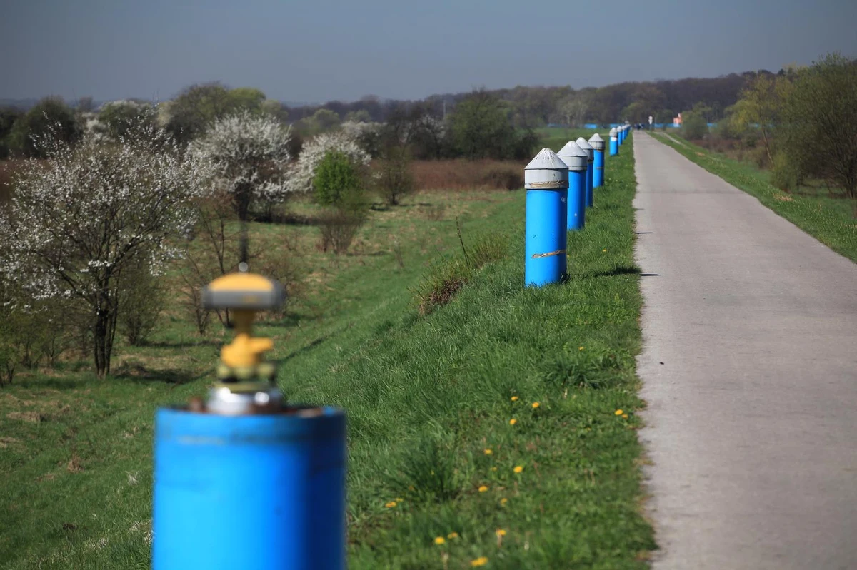 Rowerzyści zmierzający z Krakowa do Tyńca na wałach przeciwpowodziowych wzdłuż Wisły mijają dziwne niebieskie słupki. Prof. Tadeusz Szczutko z Wydziału Geodezji Górniczej i Inżynierii Środowiska AGH zdradza, do czego służą.

