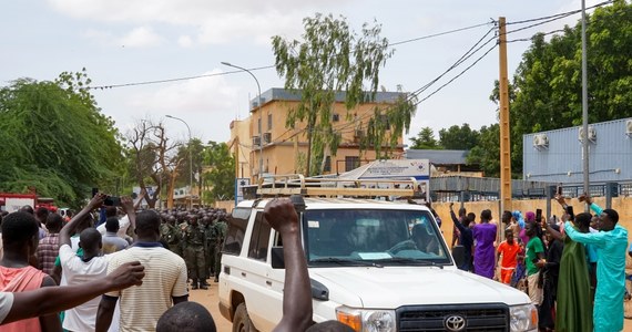 Trwa ewakuacja francuskich obywateli z Nigru. Kraj pogrążony jest w chaosie odkąd siły generała Abdourahamane Tchianiego odsunęły od władzy demokratycznie wybranego prezydenta.