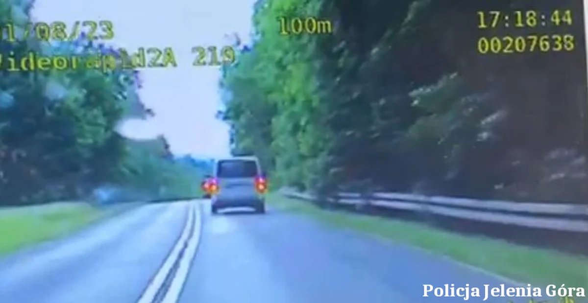 Ponad 100 kilometrów na godzinę na liczniku swojego samochodu w terenie zabudowanym miała 54-letnia kobieta wioząca piątkę wnucząt na wakacje. Babcia została ukarana mandatem, punktami karnymi i tymczasowym zatrzymaniem prawa jazdy. Kierująca na co dzień pracuje jako... zawodowy kierowca.