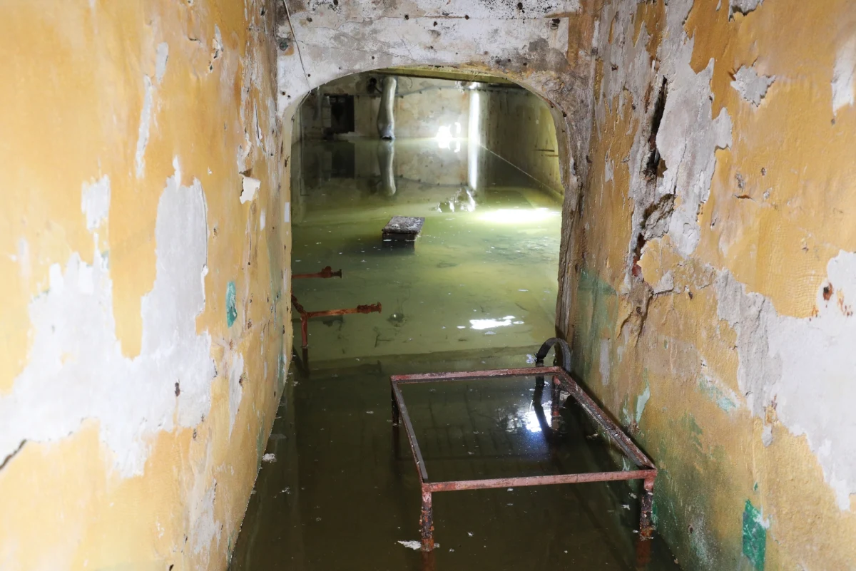 Fragmenty szyn tramwajowych, bruku oraz tajemnicze pomieszczenia... To znaleziska, na jakie natrafiono w trakcie przebudowy Placu Centralnego przed Pałacem Kultury i Nauki w Warszawie. Jeden z podziemnych „apartamentów” znajduje się dokładnie pod trybuną honorową, z której kiedyś przemawiali partyjni dostojnicy.