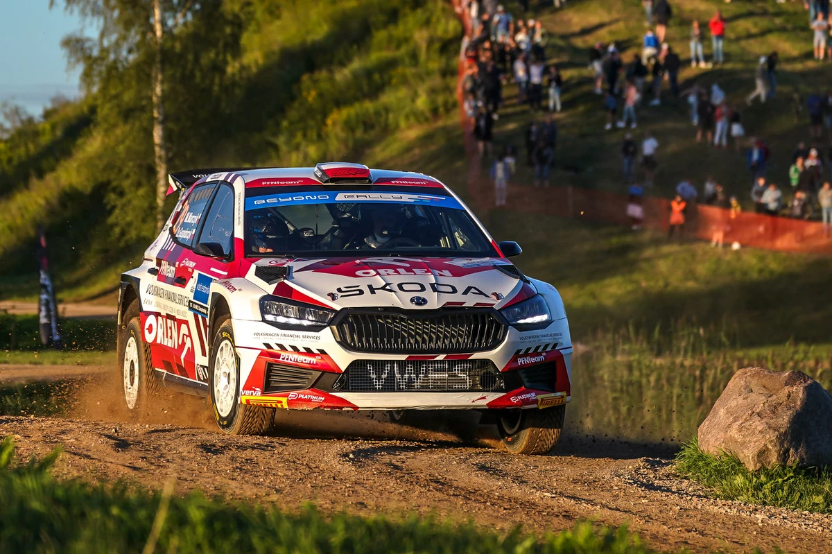 Po bardzo udanym Rajdzie Estonii na Mikołaja Marczyka i Szymona Gospodarczyka czeka kolejne wyzwanie. Załoga Orlen Team przenosi się do innego kraju, ponad 400 kilometrów na północ, w okolice Jyvaskyla. To tam tradycyjnie ulokowana jest baza Rajdu Finlandii, który jest najszybszą rundą sezonu Rajdowych Mistrzostw Świata WRC. To prawdziwy festiwal prędkości.
