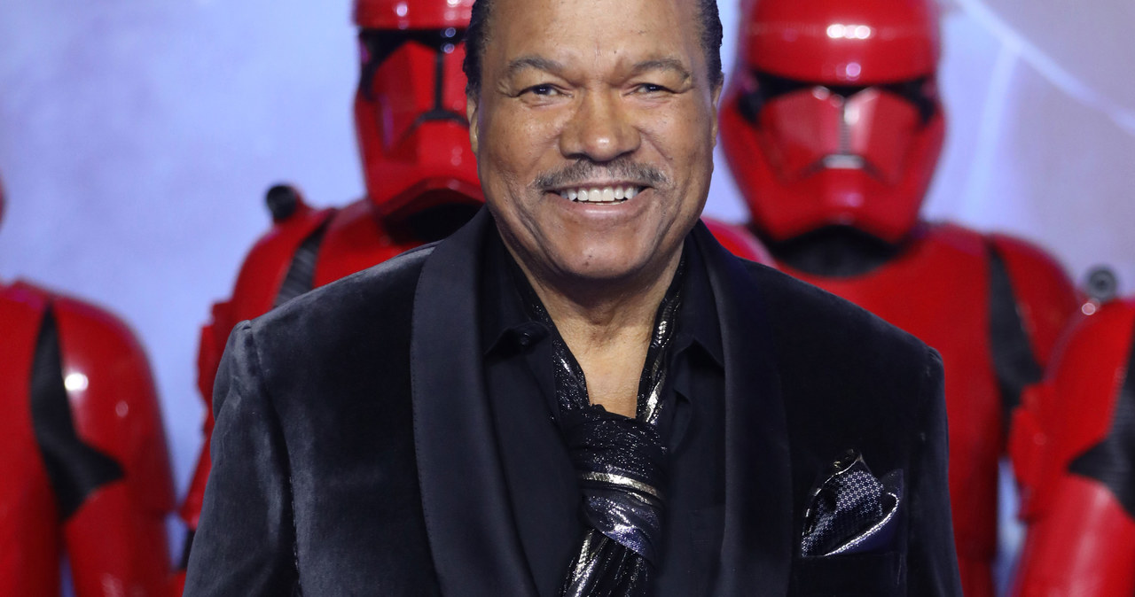 Billy Dee Williams, którego fani "Gwiezdnych wojen" pokochali za rolę generała Sojuszu Rebeliantów Lando Calrissiana, ogłosił, że na początku przyszłego roku do księgarń trafi jego autobiografia. W pamiętniku zatytułowanym "What Have We Here?" 86-letni gwiazdor kina opisał swoje życie i trwającą osiem dekad karierę w Hollywood. "Na przestrzeni lat wielu ludzi wpuściło mnie do swojego życia. Teraz moja kolej, by wpuścić ich do mojego" - powiedział w rozmowie z magazynem "People".