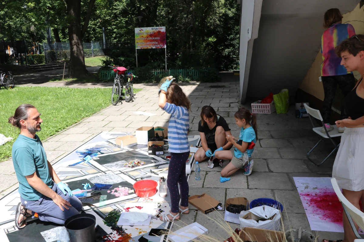 Masa barwnych szkiełek, trochę dobrych chęci i przede wszystkim twórczy pomysł - to właśnie przepis na sprawienie, by nasza okolica nabrała kolorów. Mieszkańcy Krowodrzy - jednej z dzielnic Krakowa wspólnie ozdabiają mozaiką jedną ze ścian.