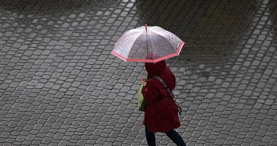 Instytut Meteorologii i Gospodarki Wodnej ostrzega, że weekend przyniesie deszczową i niebezpieczną pogodę. Na wschodzie kraju będzie znacznie cieplej niż na zachodzie. Możliwe są lokalne podtopienia. 