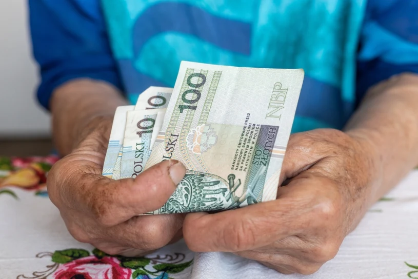 Co miesiąc wyślą 6938,92 zł. ZUS nie wymaga ani dnia pracy