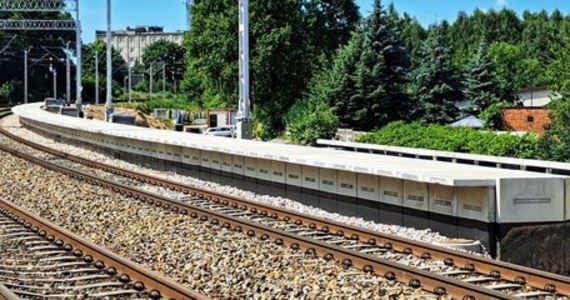Na budowie nowego przystanku kolejowego Pabianice Północne powstała konstrukcja pierwszego z dwóch peronów. Inwestycja ma się zakończyć jeszcze w tym roku. Zwiększy się komfort podróży w kierunku Zduńskiej Woli, Łasku i Sieradza.