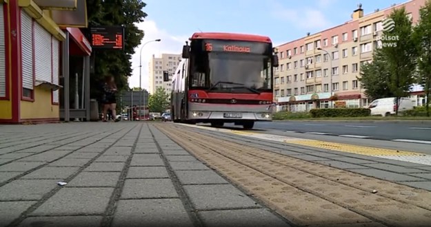 Brutalny atak na kontrolera biletów w Rzeszowie. 18-letni napastnik złapał go za szyję i uderzył w twarz - na tyle mocno że ten upadł na podłogę. Widział to kierowca, który szybko drzwi zamknął i zmienił kurs - prosto pod posterunek policji.Materiał dla "Wydarzeń" przygotowała Katarzyna Szczyrek.