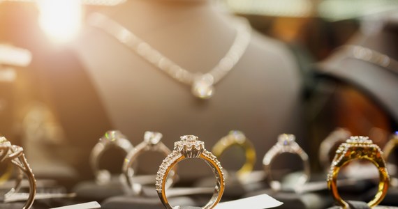 Tropy w sprawie wycenionych na milion euro diamentów prowadzą za granicę. Chodzi o zuchwałą kradzież, do której doszło tuż po zakończeniu tegorocznych Międzynarodowych Targów Bursztynu i Biżuterii Amberif w Gdańsku. 

