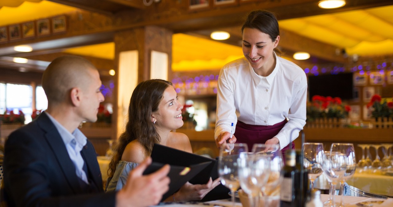 Napiwek powinien być obowiązkowy? Spór między znanymi restauratorami
