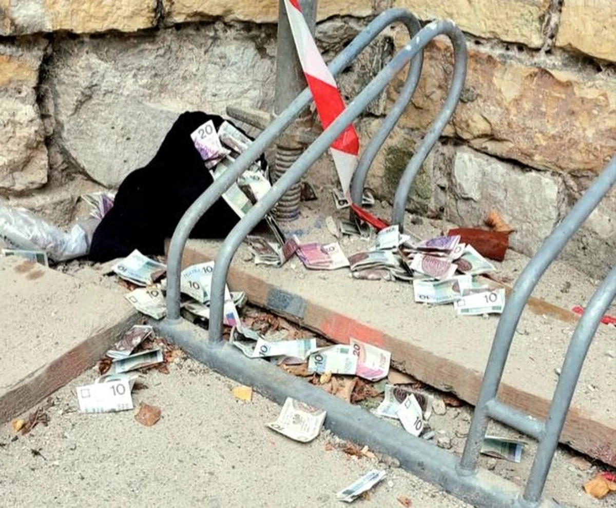 Pieniądze rozwiane przez wiatr i złamana noga - taki finał miało włamanie na plebanię w gminie Strzeleczki na Opolszczyźnie 41-letni złodziej uciekając, spadł z betonowego ogrodzenia, znalazł go ksiądz. Chwilę później mężczyzna został zatrzymany przez policjantów z Krapkowic.