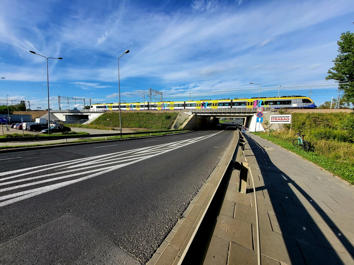 Krakowscy kierowcy muszą się przygotować na kolejne utrudnienia w mieście. Od soboty, 5 sierpnia PKP Polskie Linie Kolejowe prowadzić będą prace na wiadukcie kolejowym zlokalizowanym nad ul. Powstańców Wielkopolskich. To oznacza zmiany w organizacji ruchu – zawężona zostanie jezdnia do dwóch pasów ruchu.