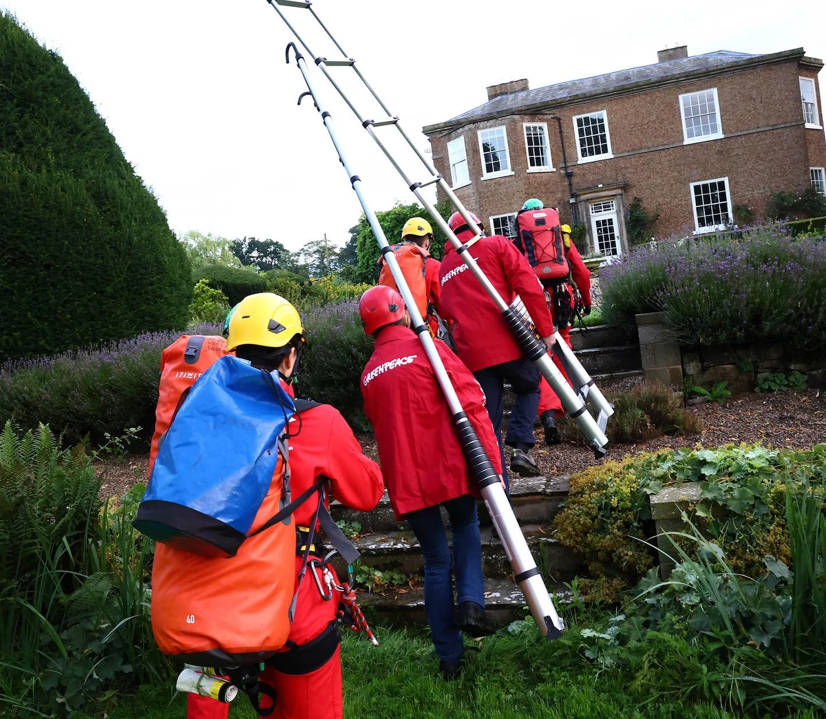 Aktywiści Greenpeace wdrapali się na dach domu premiera Wielkiej Brytanii Rishiego Sunaka i okryli go "czarnym jak ropa" kirem od kominów po próg. Był to ich protest przeciw decyzji o przyznaniu nowych koncesji na wydobycie ropy i gazu z Morza Północnego.