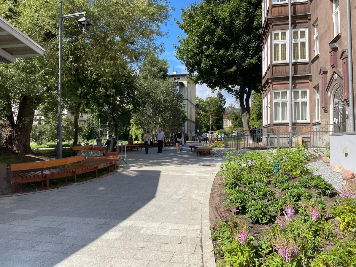 Zakończyła się budowa nowego woonerfu w Sopocie. To strefa, w której priorytetowo traktuje się pieszych i rowerzystów, a samochody nie są mile widziane. Zniknęła większość miejsc parkingowych, a w ich miejsce zamontowano nowe oświetlenie, ławki, różnorodną zieleń i pierwszy w mieście dwupoziomowy parking rowerowy. 