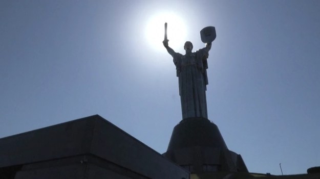 Pomnik Matki Ojczyzny w Kijowie zyska nowe godło. Sowiecki sierp i młot zastąpi ukraiński trójząb. Zmiany są częścią procesu dekomunizacji, który nabrał tempa od czasu rosyjskiej inwazji. 