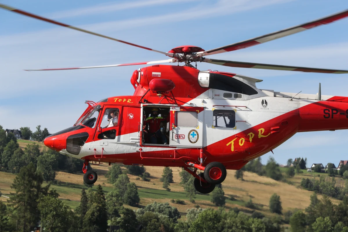 Mimo trwającego lata, warunki w Tatrach są wyjątkowo niekorzystne. Szlaki w wielu miejscach są mokre, błotniste i śliskie, dodatkowo wieje silny wiatr. W najbliższych dniach prognozowane jest załamanie pogody. Ratownicy TOPR apelują, żeby wziąć to pod uwagę podczas planowania wycieczek.