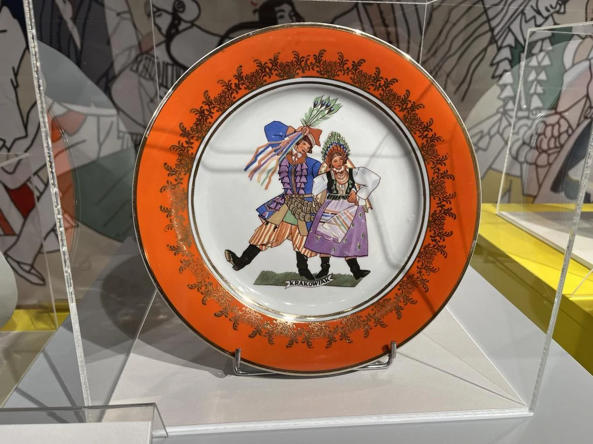 Twórczość malarki Zofii Stryjeńskiej - jednej z najwybitniejszych polskich artystek pierwszej połowy XX wieku - można zobaczyć na nowej wystawie we wrocławskim Muzeum Poczty i Telekomunikacji. Są tam grafiki, ale też znaczki pocztowe oraz kartki wykonane na podstawie jej prac.